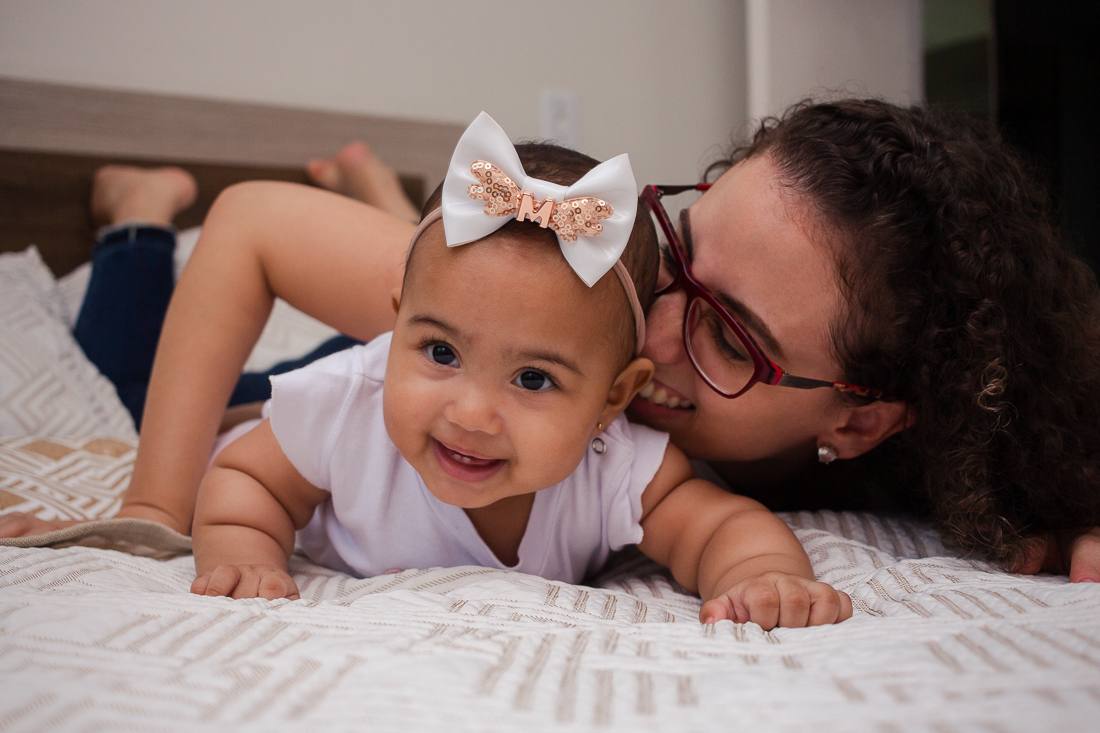 foto de mãe filha juntas na cama de casa no ensaio de família no apartamento na cidade de São Paulo