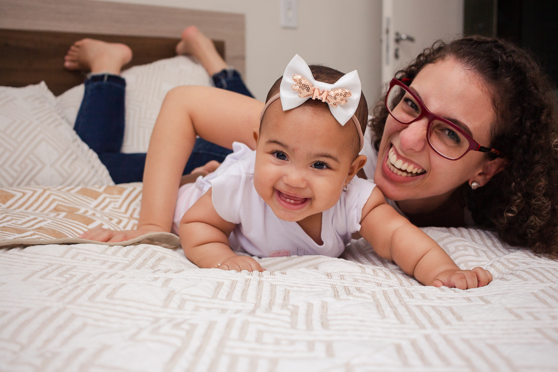 foto de mãe filha juntas na cama de casa no ensaio de família no apartamento na cidade de São Paulo