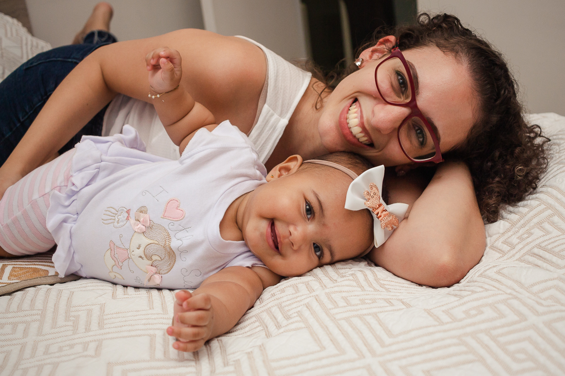 foto de mãe filha juntas na cama de casa no ensaio de família no apartamento na cidade de São Paulo