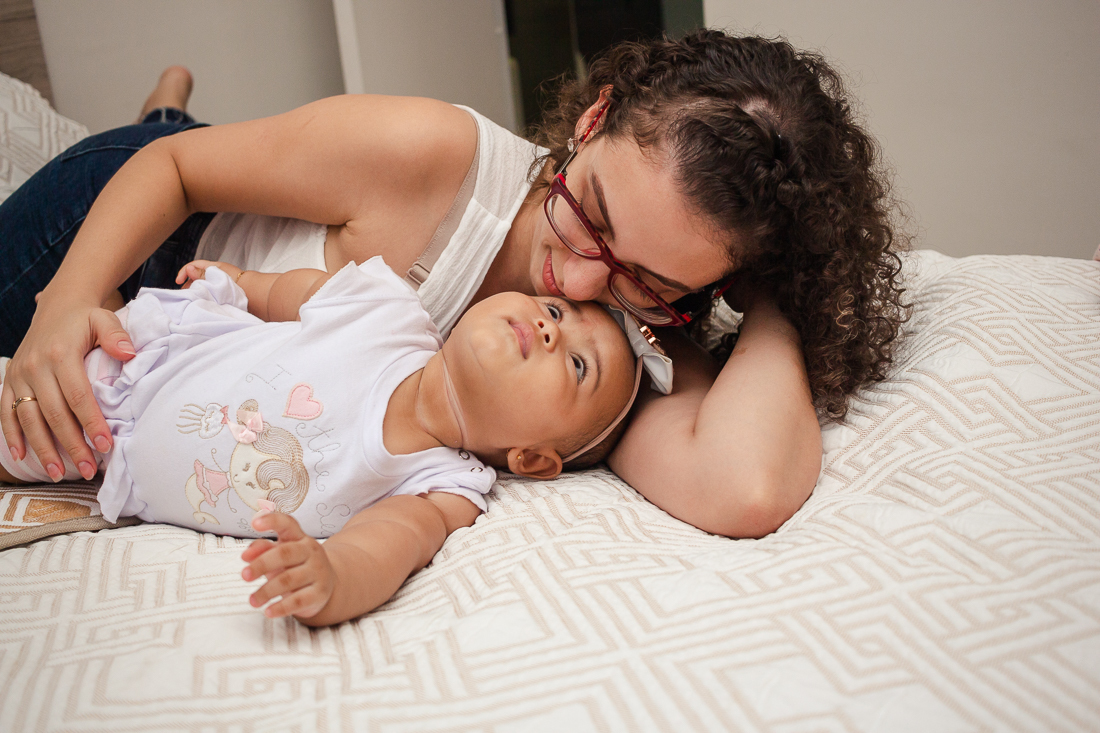 foto de mãe filha juntas na cama de casa no ensaio de família no apartamento na cidade de São Paulo