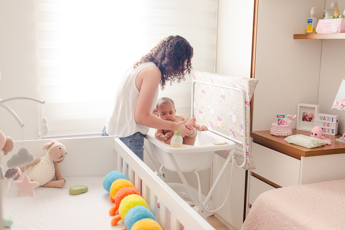 foto da vista do quarto com a mãe dando banho na filha no ensaio lifestyle de família em casa na zona leste de São Paulo