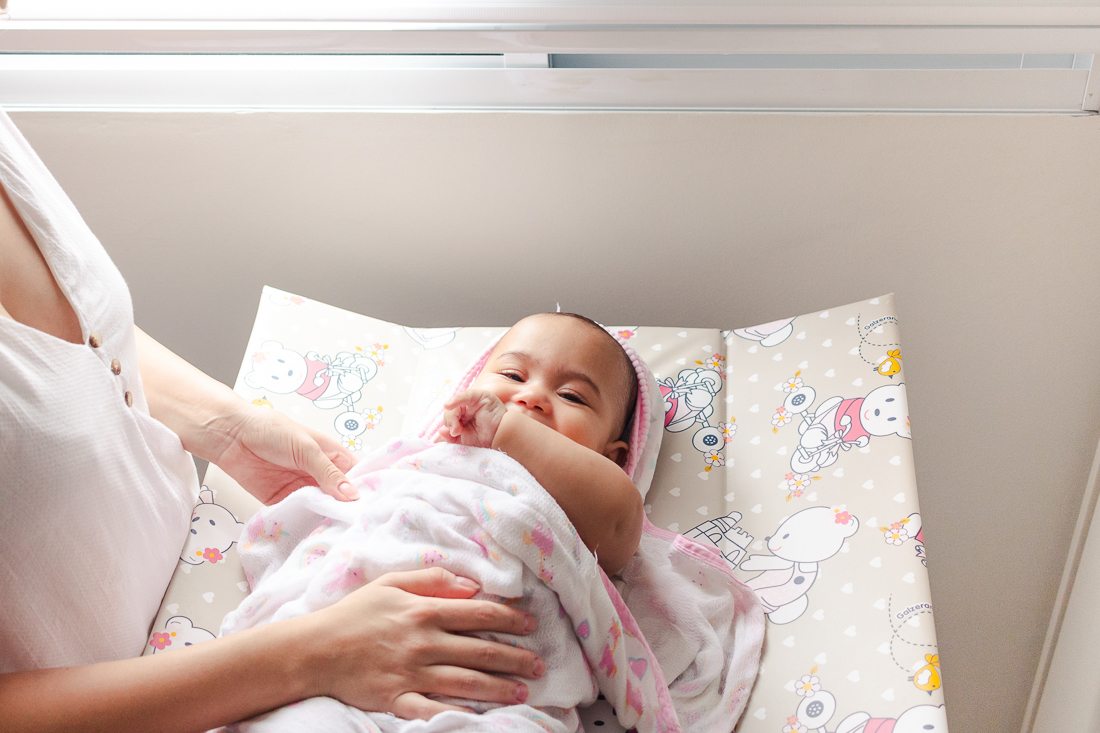 foto da filha na toalha de banho no ensaio de família na cidade de São Paulo