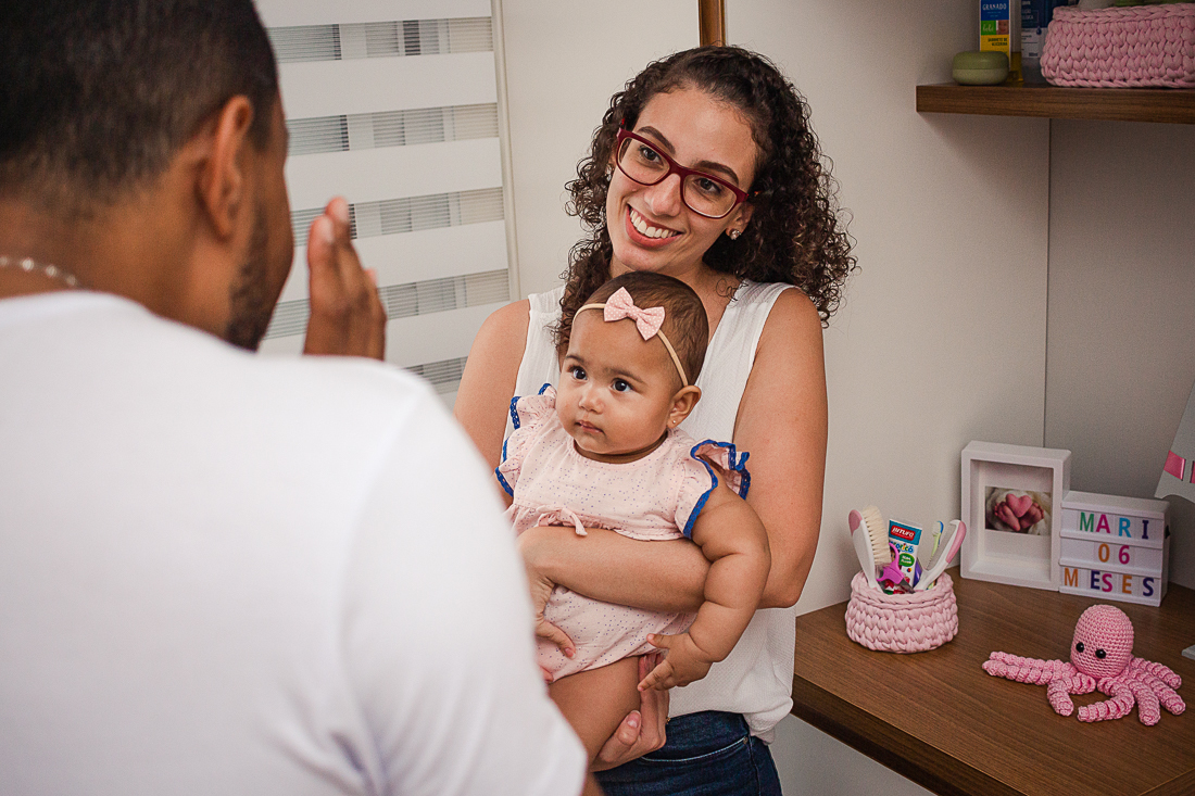 foto de filha brincando com os pais dentro do quarto no ensaio de família na cidade de São Paulo