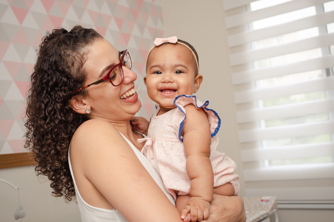 foto de mãe e filha sorrindo dentro do quarto de menina no ensaio de família na cidade de Sp 