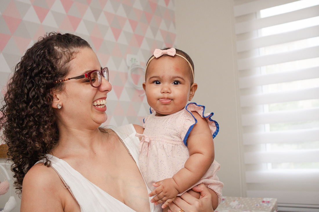 foto de mãe e filha brincando dentro do quarto de menina no ensaio de família na cidade de Sp 