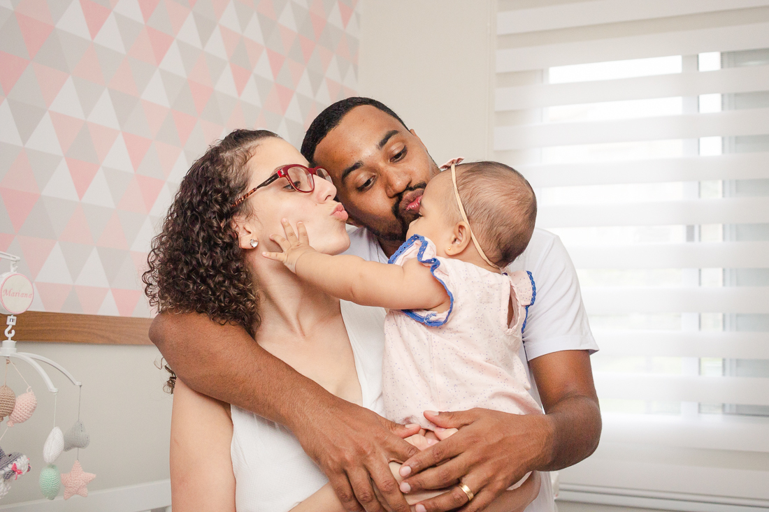foto de pais com filha dentro do quarto no ensaio lifestyle realizado na zona leste de Sp