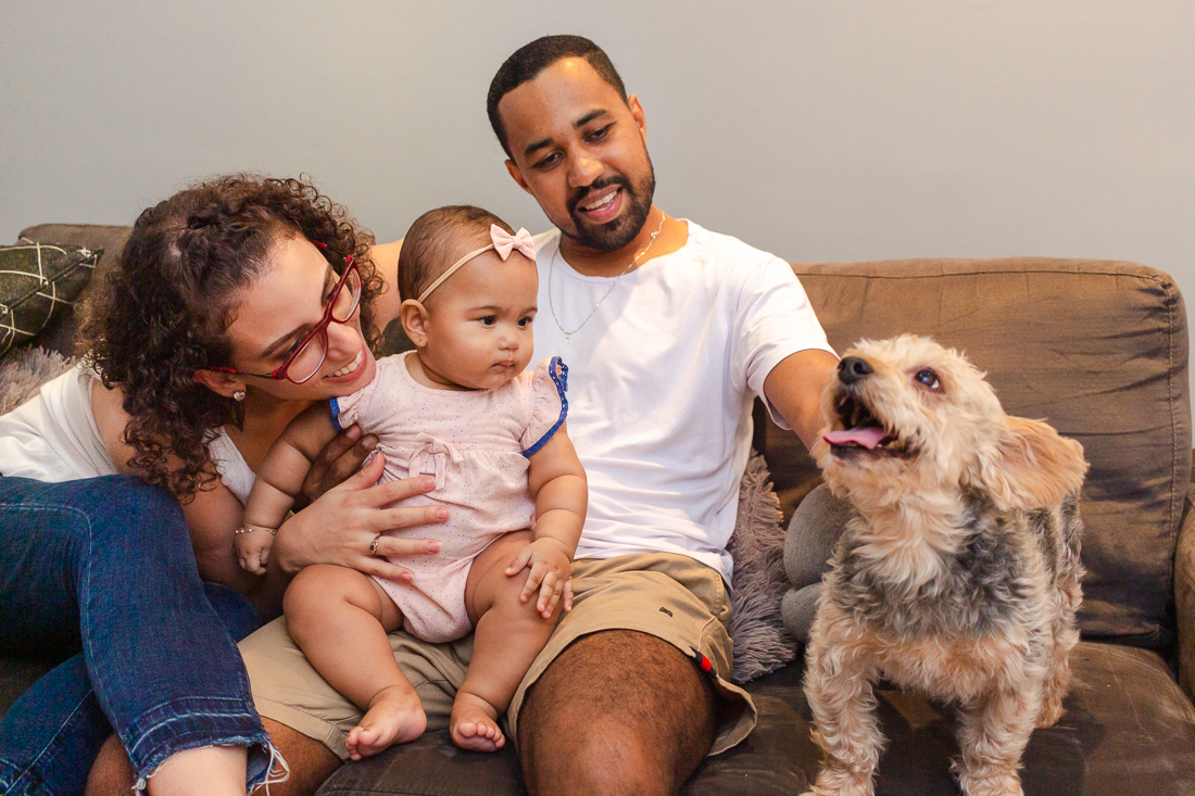 foto de pais com filha no colo na sala no ensaio de família na cidade de São Paulo
