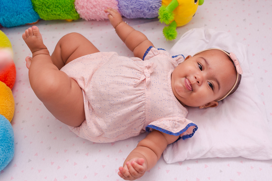 foto de criança deitada no berço no ensaio em casa na cidade de Sp