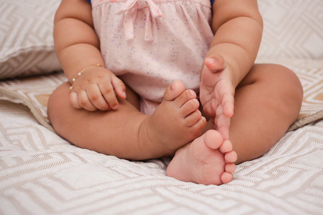 foto detalhe dos pés do bebe menina no ensaio de infantil na cidade de Sp