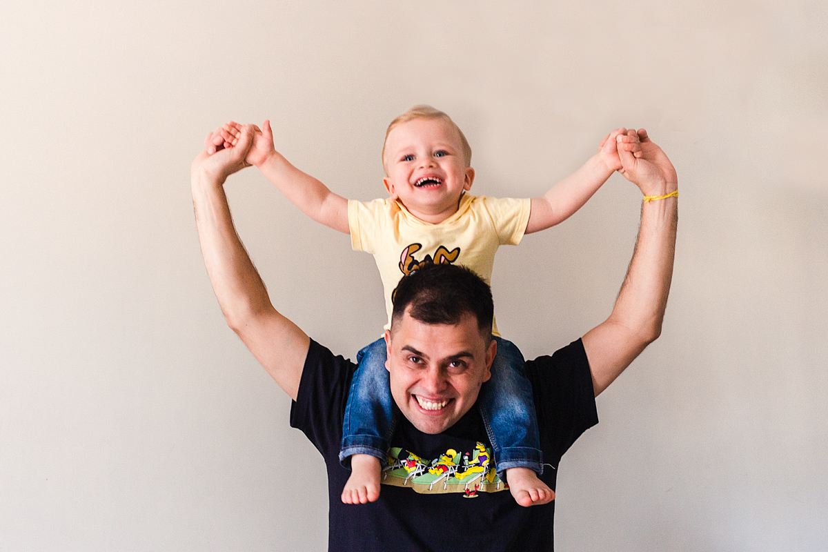 foto de filho com o pai brincando e sorrindo