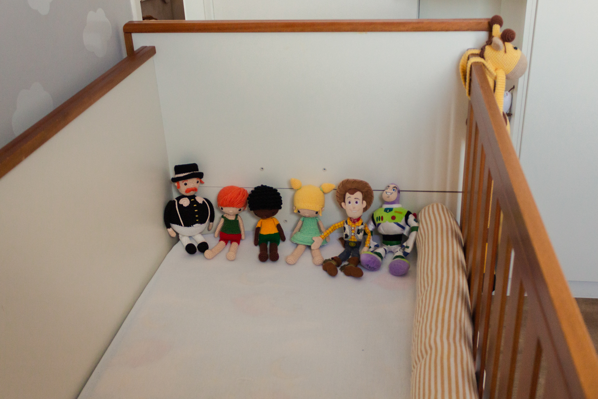 foto detalhe da decoração do quarto de menino com tema terra dos sonhos no ensaio  lifestyle na cidade de São Paulo - 