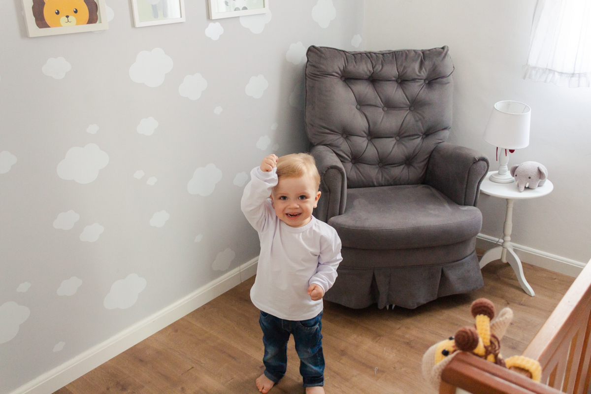 foto de criança dentro do do quarto no ensaio de família em casa na cidade de Sp