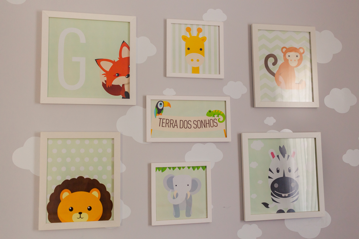 foto detalhe da decoração do quarto de menino com quadros com tema terra dos sonhos no ensaio  lifestyle na cidade de São Paulo - 