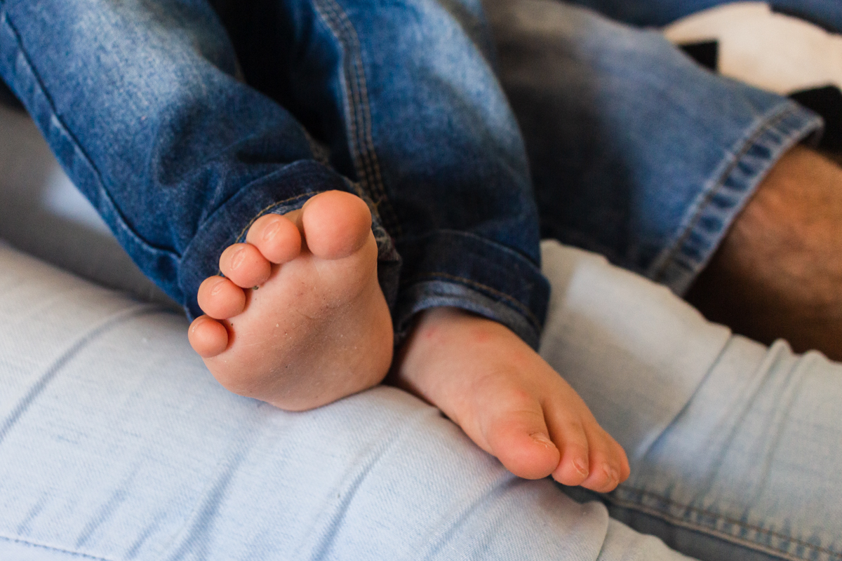 detalhes dos dedinhos dos pés do bebê no ensaio lifestyle de família.