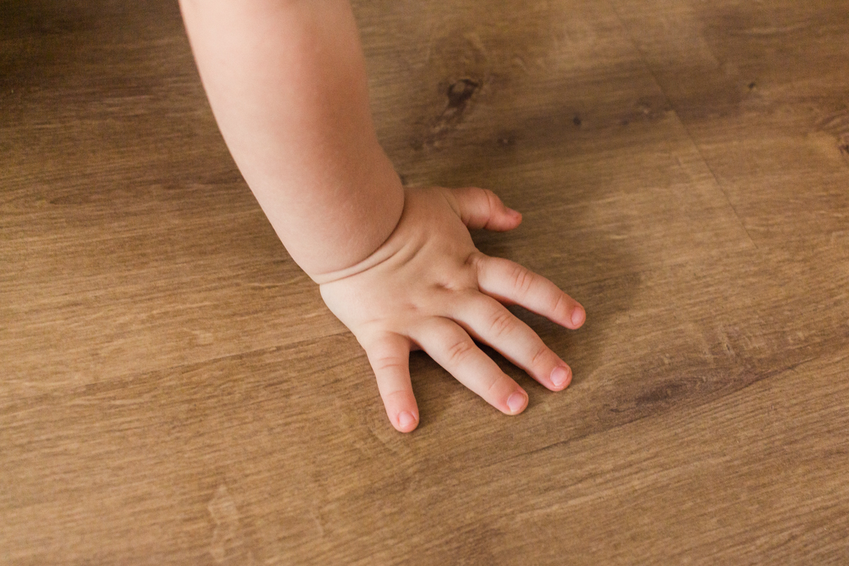 detalhes da mão e dos dedinhos do bebê no ensaio lifestyle de família 