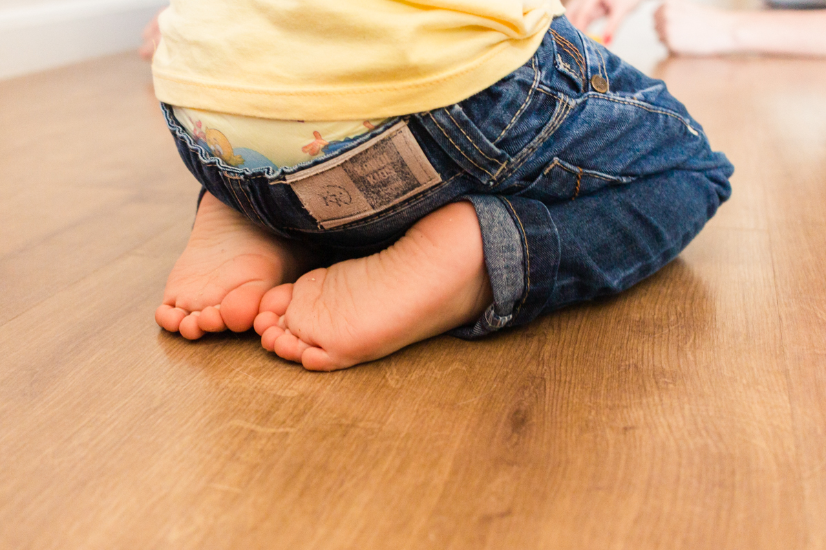 detalhes dos dedinhos dos pés do bebê no ensaio lifestyle de família.