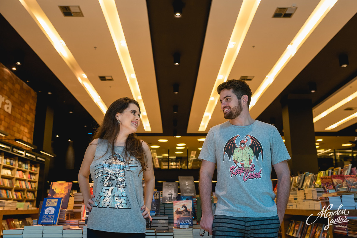 Ensaio de casal na Livraria Leitura no Rio Mar