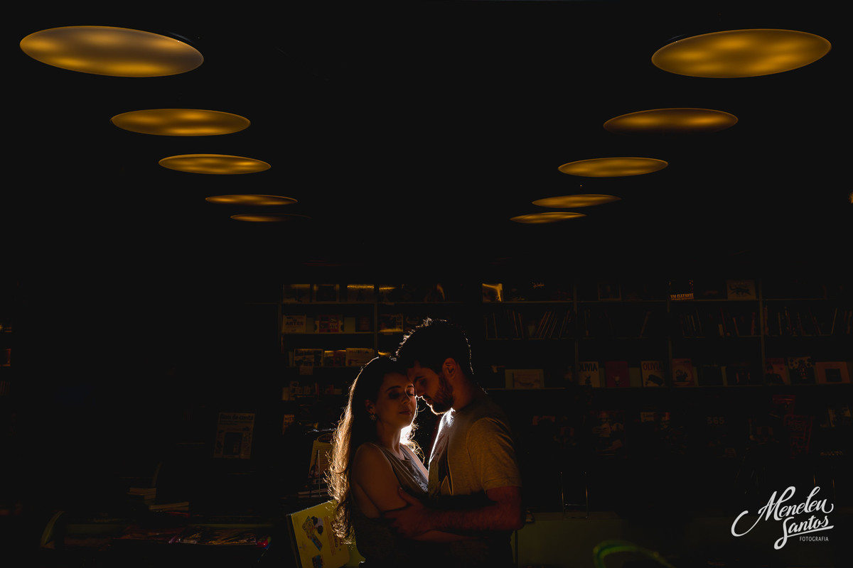 Ensaio de casal na Livraria Leitura no Rio Mar