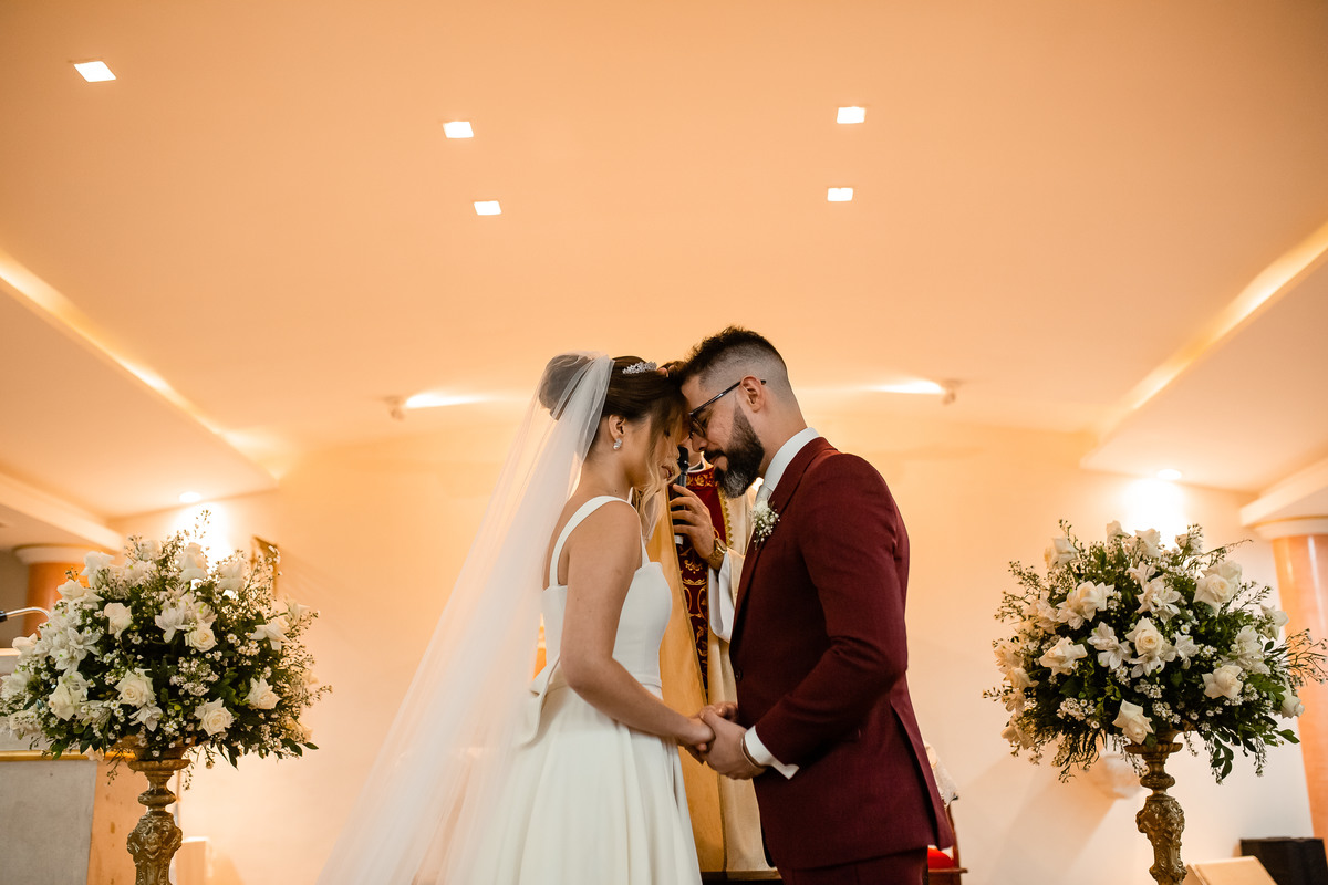 casamento com Noivo de terno  vinho 