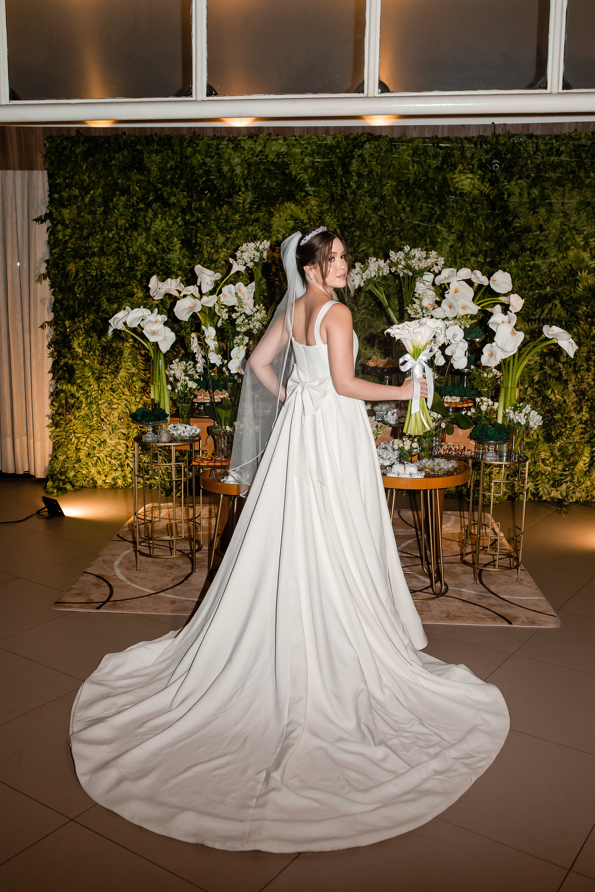 Noiva com buque copo de leite