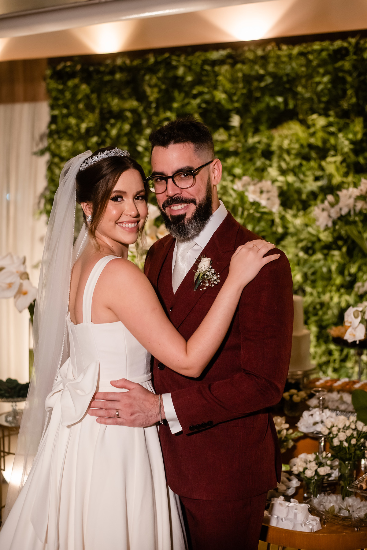 casamento com Noivo de terno  vinho 