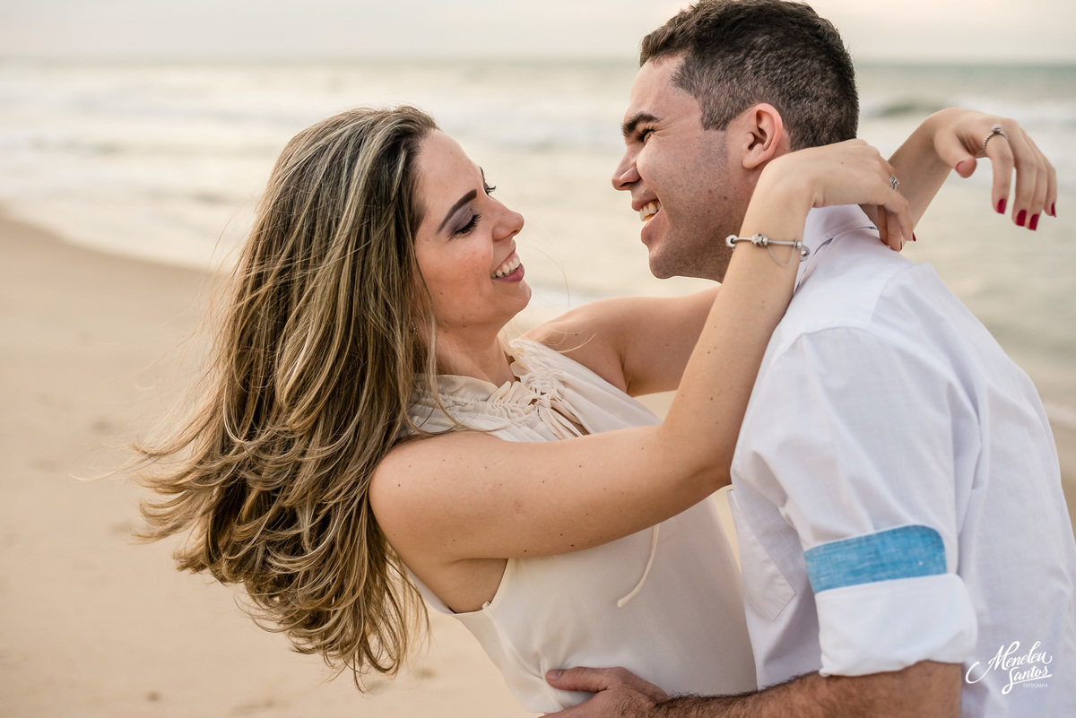 Ensaio de casal realizado na Praia do Aquiraz Riviera Dom Pedro Laguna por Fotógrafo de casamento em Fortaleza Meneleu Santos