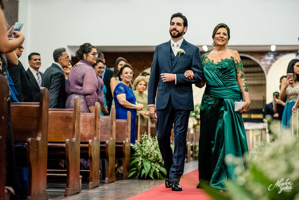 Casamento na igreja da paz com noivo de terno azul por fotógrafo em fortaleza meneleu santos