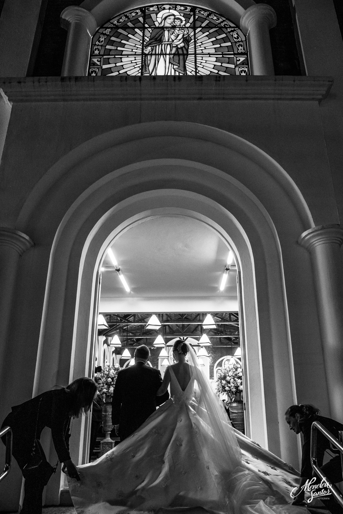 noiva chegando na igreja por fotógrafo em fortaleza meneleu santos