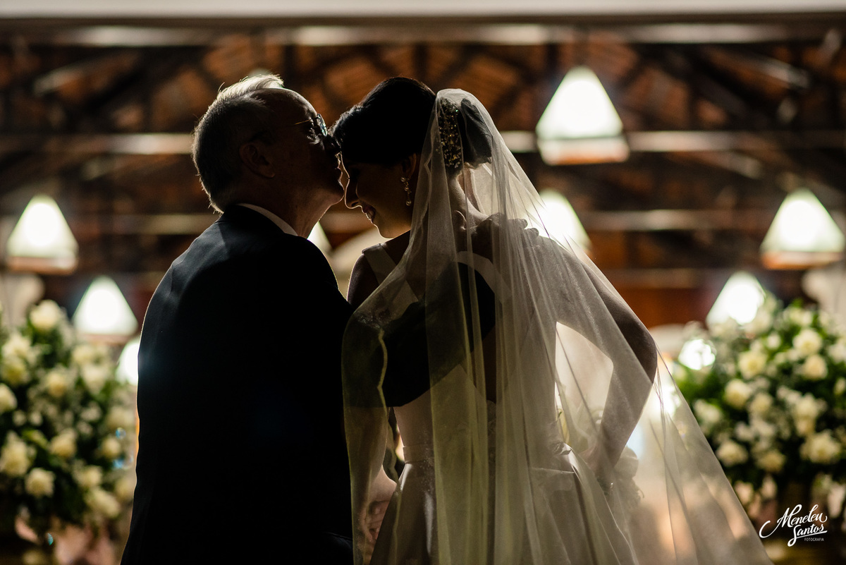 noiva chegando na igreja por fotógrafo em fortaleza meneleu santos