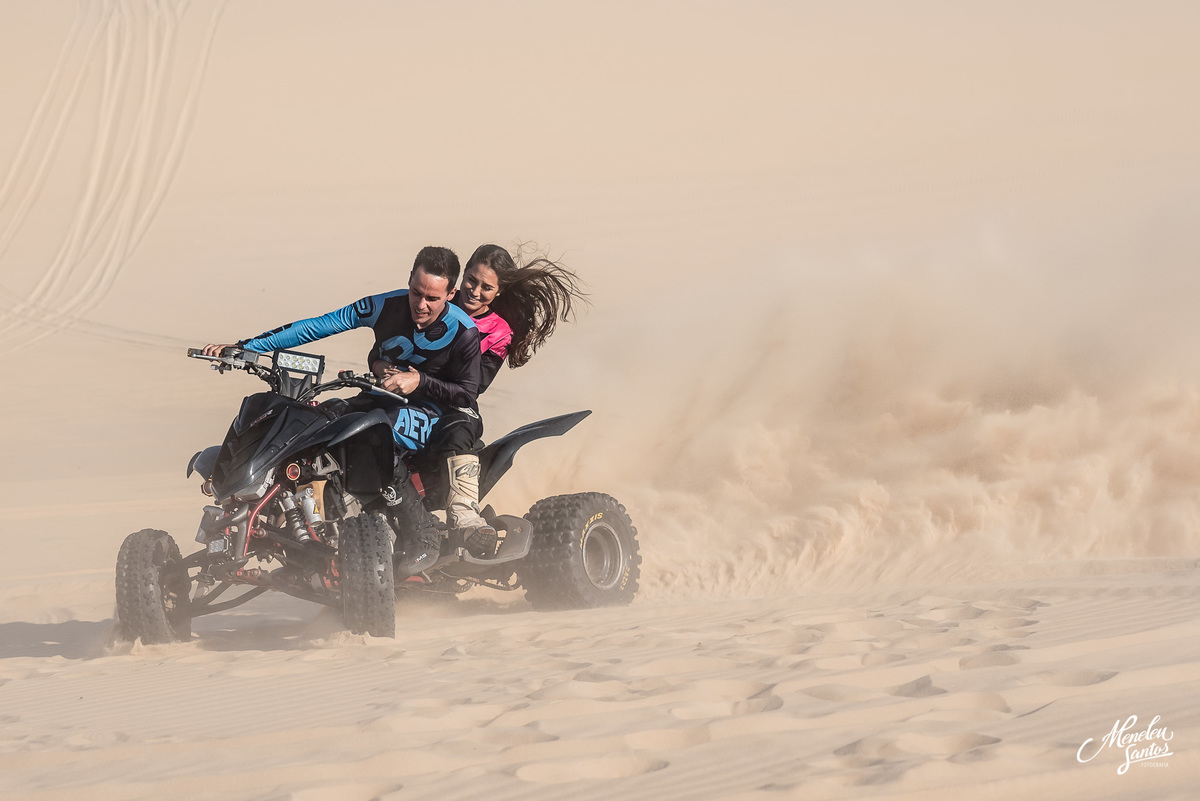 Ensaio de casal com quadricíclo nas dunas com fotografo de casamento em fortaleza Meneleu Santos
