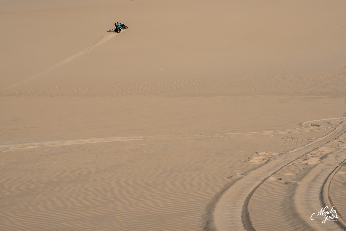 Ensaio de casal com quadricíclo nas dunas com fotografo de casamento em fortaleza Meneleu Santos