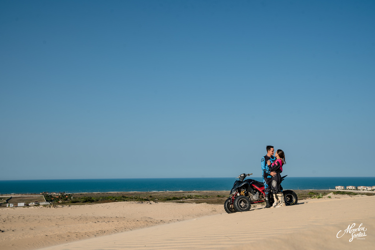 Ensaio de casal com quadricíclo nas dunas com fotografo de casamento em fortaleza Meneleu Santos