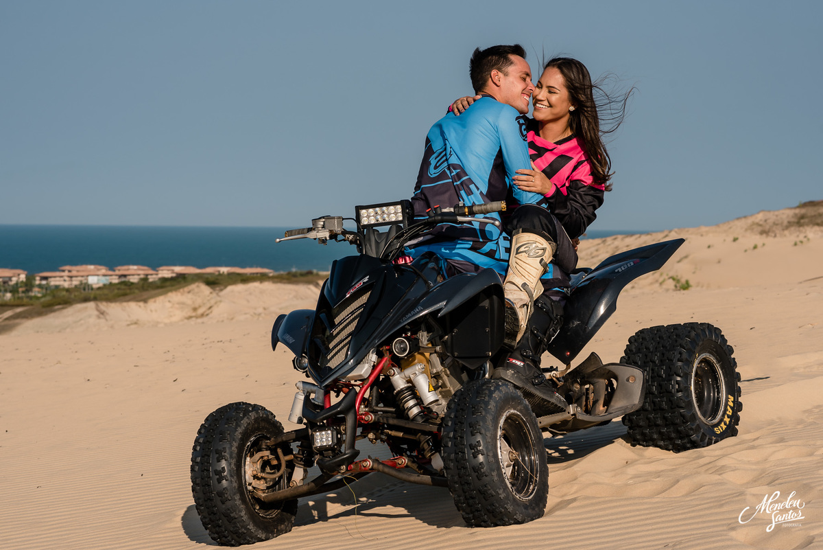 Ensaio de casal com quadricíclo nas dunas com fotografo de casamento em fortaleza Meneleu Santos