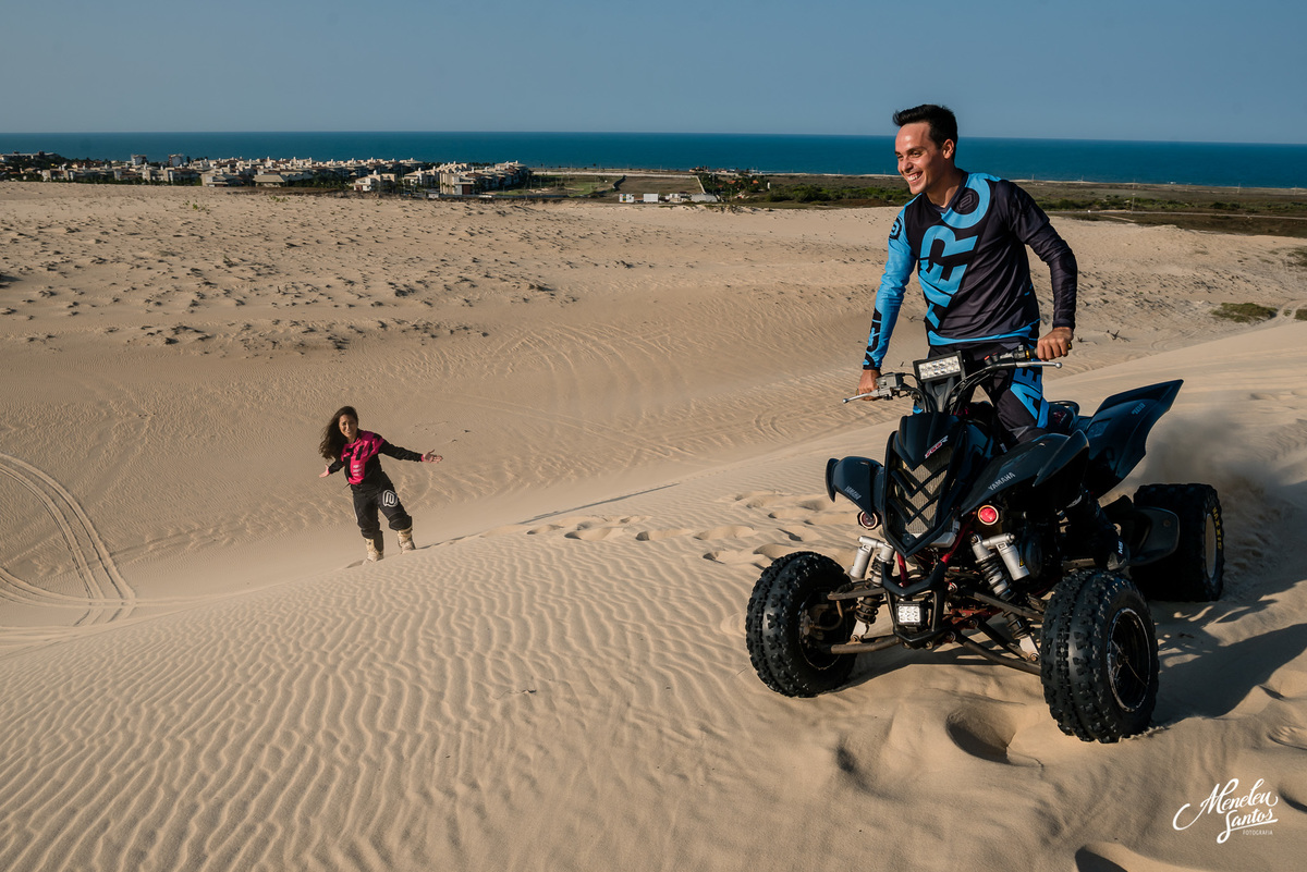 Ensaio de casal com quadricíclo nas dunas com fotografo de casamento em fortaleza Meneleu Santos