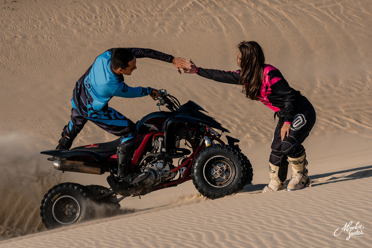 Ensaio de casal com quadricíclo nas dunas com fotografo de casamento em fortaleza Meneleu Santos