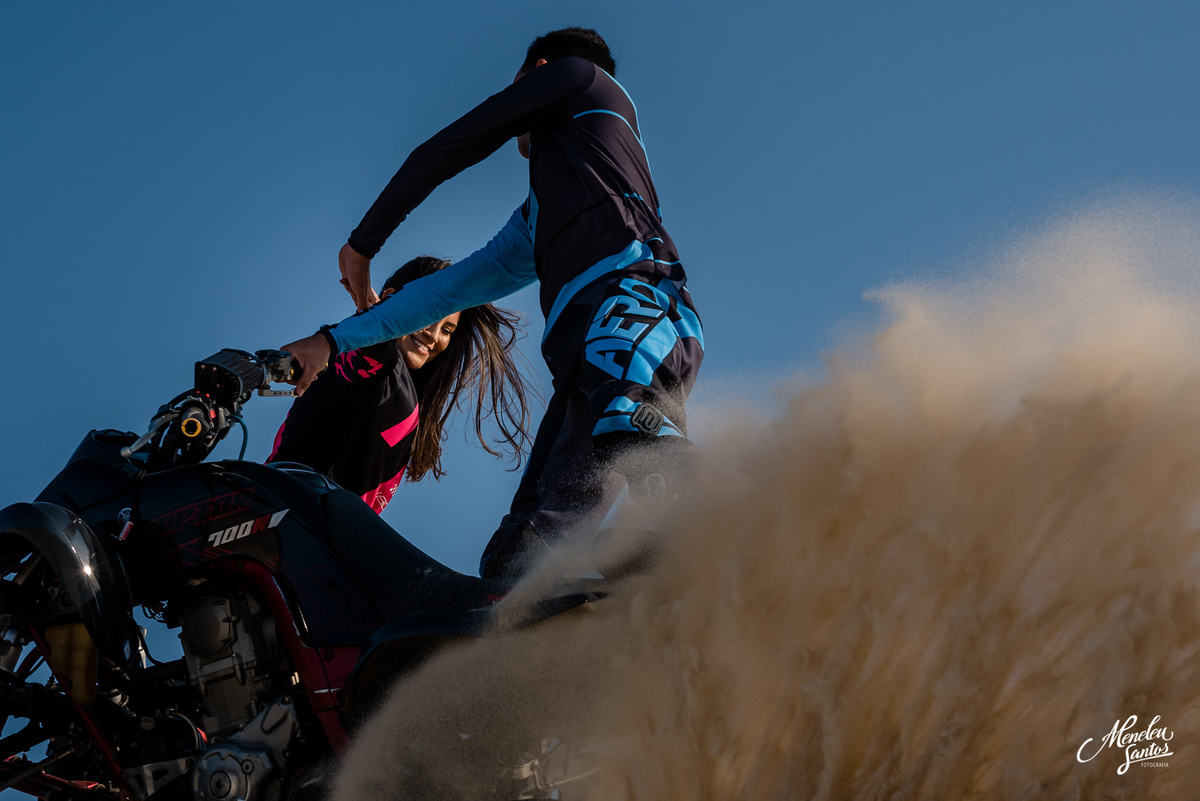 Ensaio de casal com quadricíclo nas dunas com fotografo de casamento em fortaleza Meneleu Santos