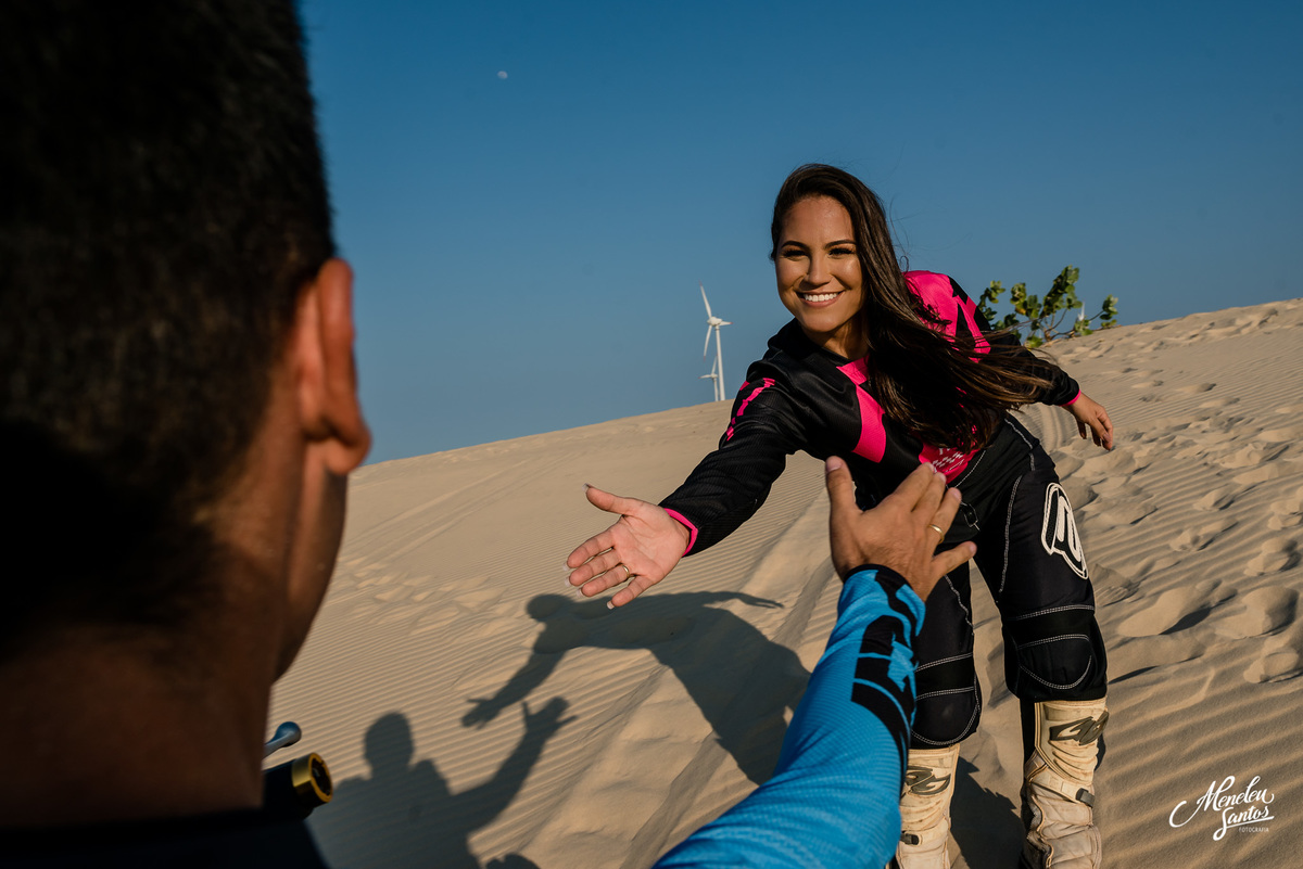 Ensaio de casal com quadricíclo nas dunas com fotografo de casamento em fortaleza Meneleu Santos