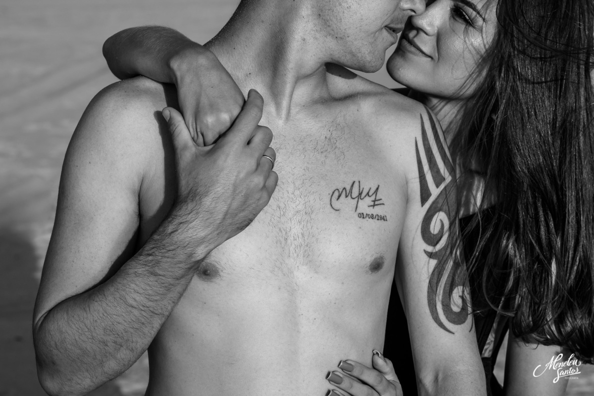 ensaio pre casamento na praia com casal com kitesurfe por fotógrafo de ensaios meneleu santos