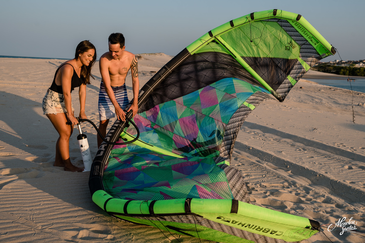 ensaio pre casamento na praia com casal com kitesurfe por fotógrafo de ensaios meneleu santos
