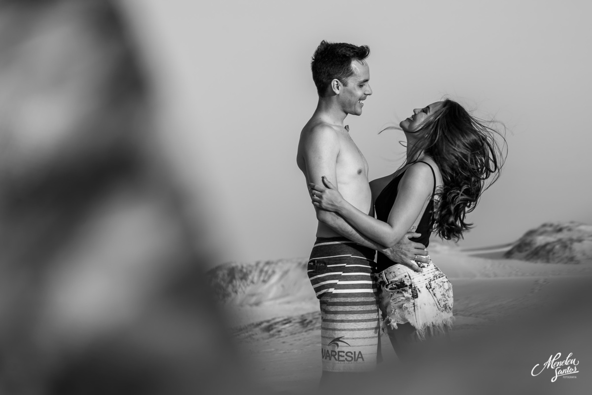 ensaio pre casamento na praia com casal com kitesurfe por fotógrafo de ensaios meneleu santos