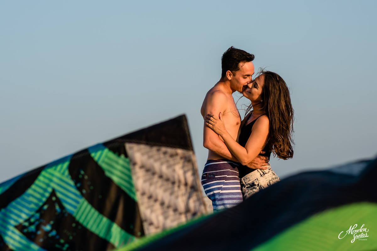 ensaio pre casamento na praia com casal com kitesurfe por fotógrafo de ensaios meneleu santos