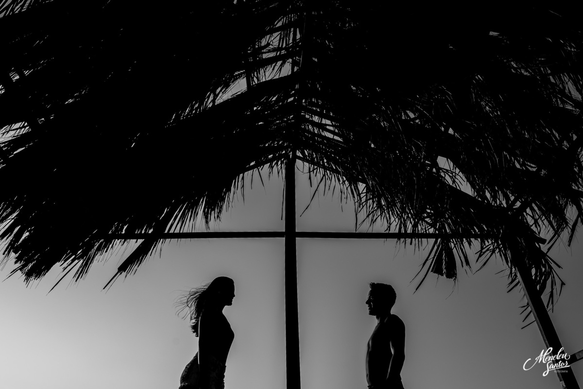 ensaio pre casamento na praia com casal com kitesurfe por fotógrafo de ensaios meneleu santos