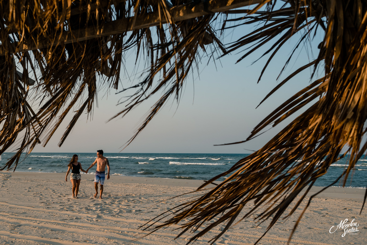ensaio pre casamento na praia com casal com kitesurfe por fotógrafo de ensaios meneleu santos