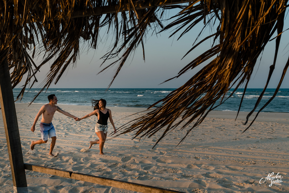 ensaio pre casamento na praia com casal com kitesurfe por fotógrafo de ensaios meneleu santos
