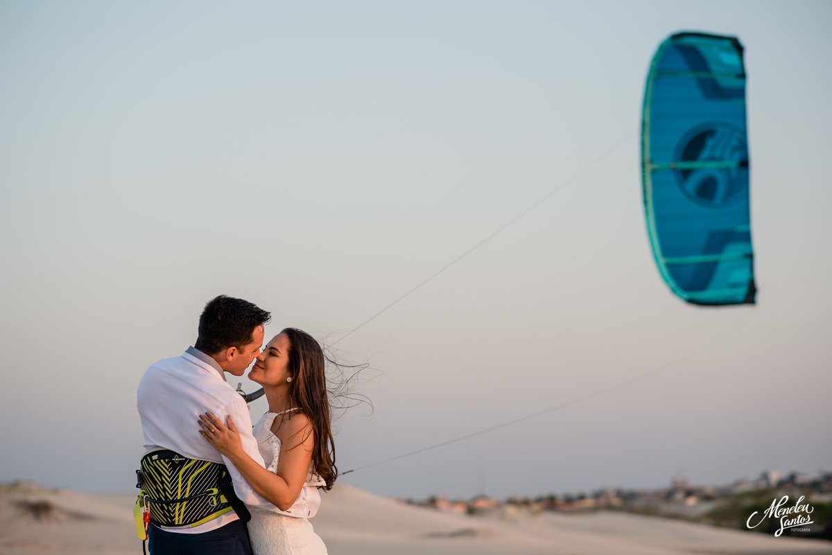 ensaio pre casamento na praia com casal com kitesurfe por fotógrafo de ensaios meneleu santos
