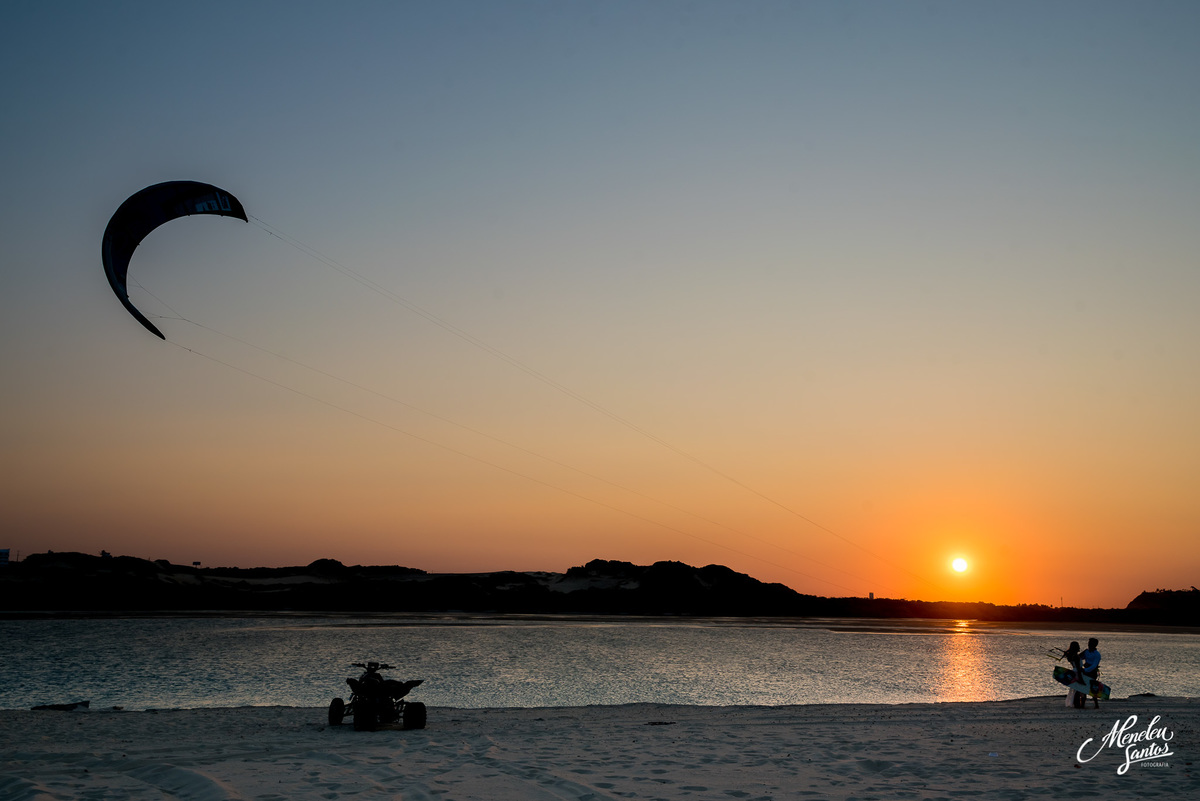 ensaio pre casamento na praia com casal com kitesurfe por fotógrafo de ensaios meneleu santos