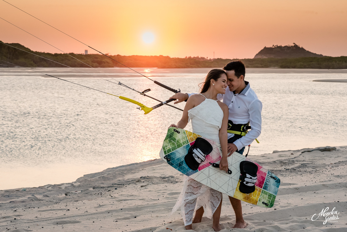 ensaio pre casamento na praia com casal com kitesurfe por fotógrafo de ensaios meneleu santos