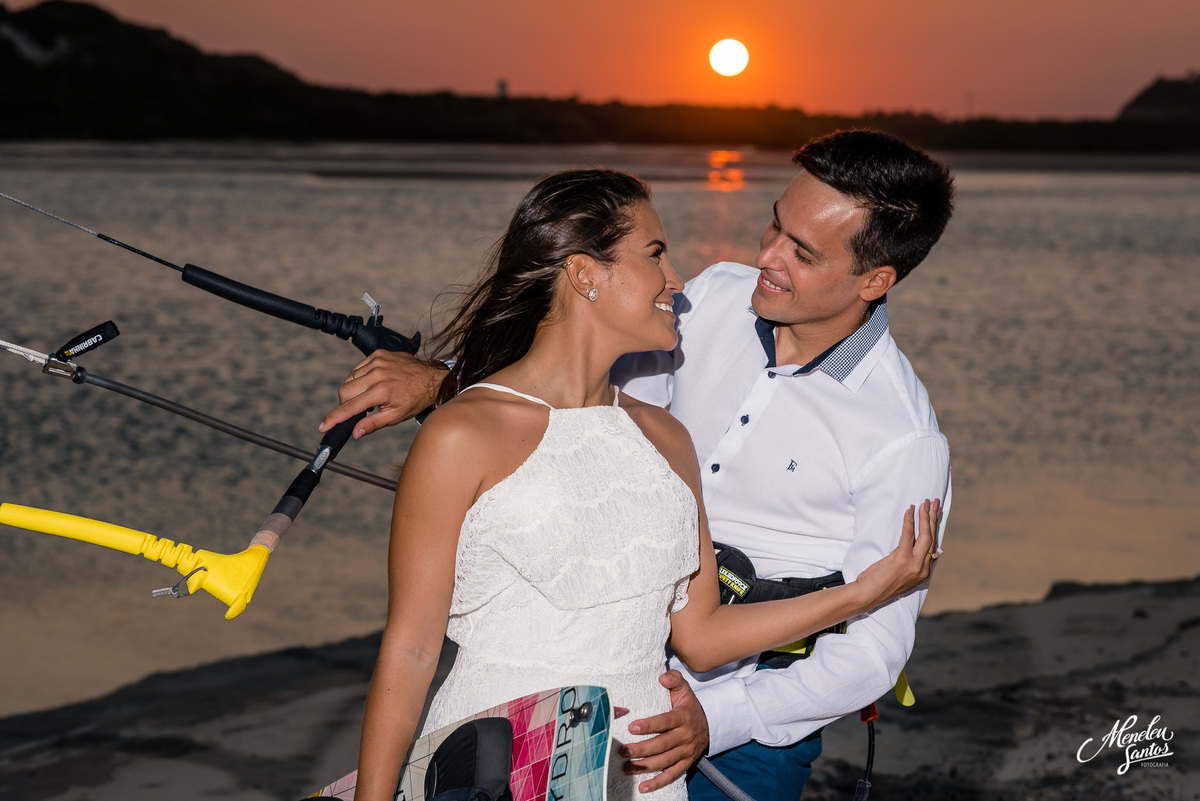ensaio pre casamento na praia com casal com kitesurfe por fotógrafo de ensaios meneleu santos