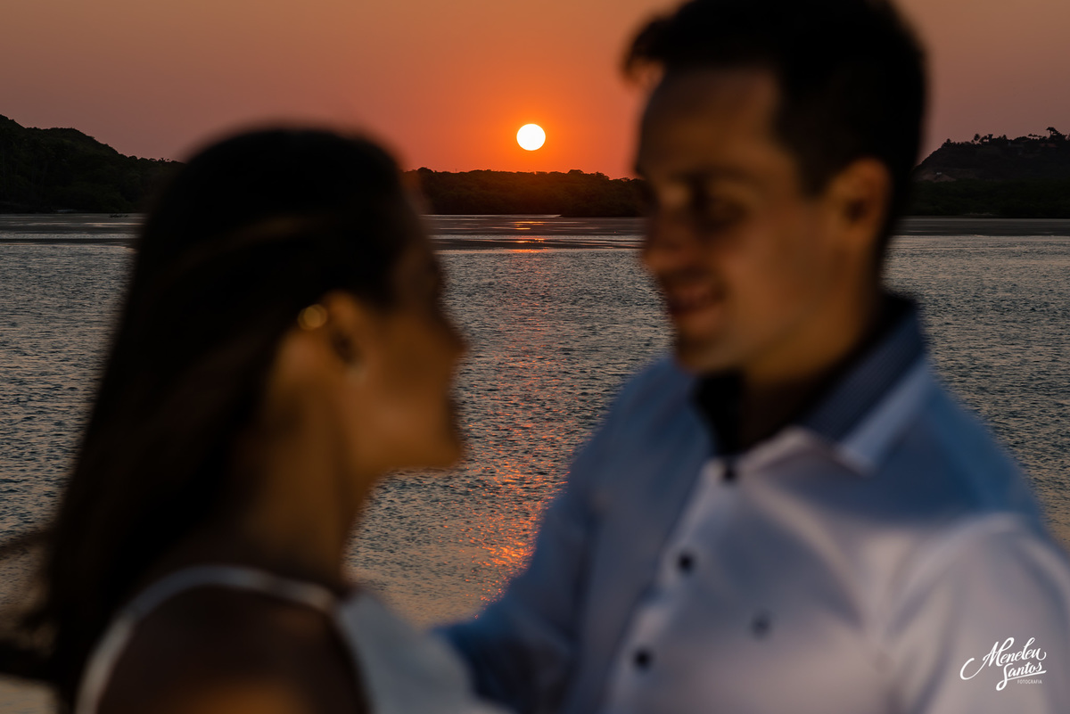 ensaio pre casamento na praia com casal com kitesurfe por fotógrafo de ensaios meneleu santos