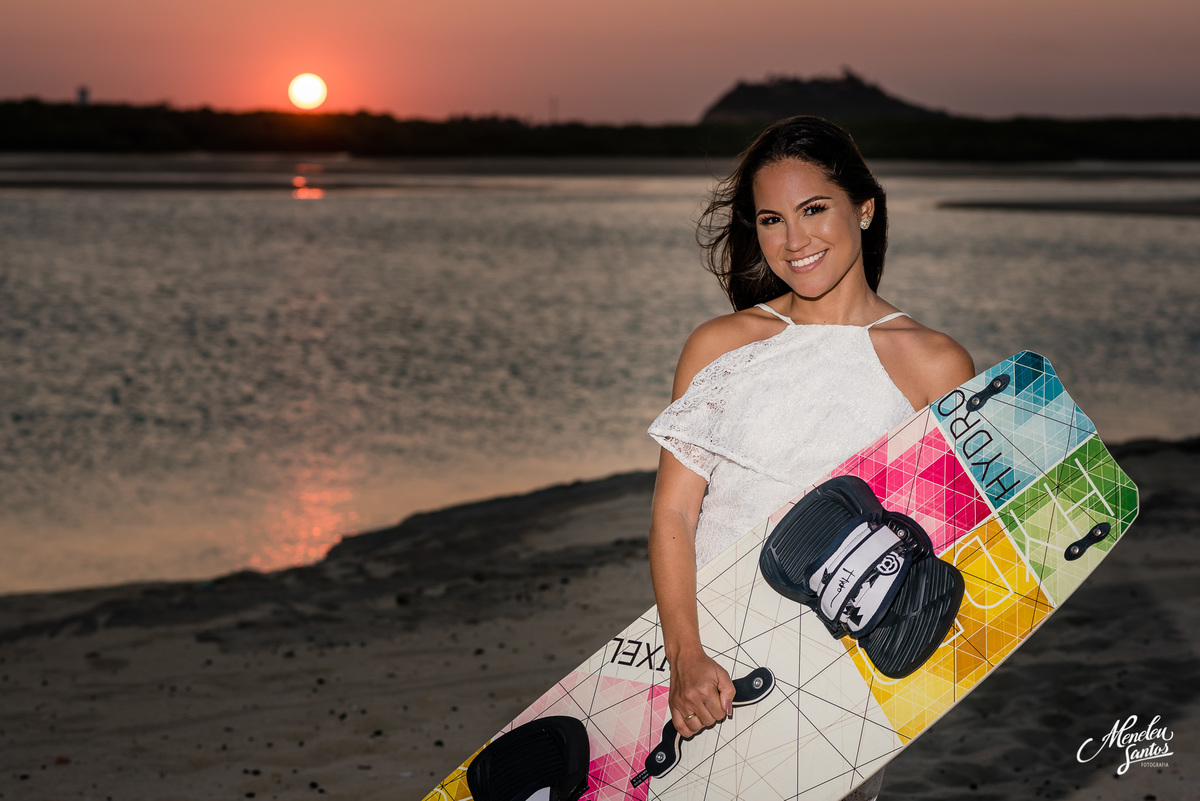 ensaio pre casamento na praia com casal com kitesurfe por fotógrafo de ensaios meneleu santos